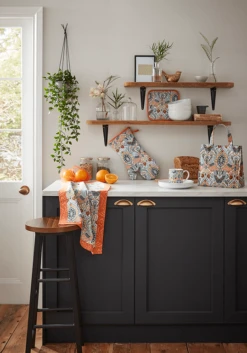 Ulster Weavers Cotswold Lange Pannenlap Oranje 7 Ulster Weavers Cotswold Lange Pannenlap Oranje -Keukenseries Winkel cotsworld main klein 1