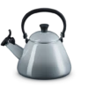 Le Creuset Kone Fluitketel 1,6 Liter Staal Mist Grey 1 Le Creuset Kone Fluitketel 1,6 Liter Staal Mist Grey -Keukenseries Winkel lc 20201215 zs ps fs 40101025410000 001