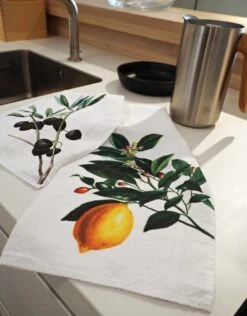Oldenhof Olives & Lemon Handdoek 42 X 60 Cm Linnen 2 Stuks -Keukenseries Winkel lemon print linen kitchen towel