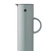 Stelton EM77 Classic Thermoskan 1 Liter Kunststof Dusty Green -Keukenseries Winkel stelton em77 classic thermoskan 1 liter kunststof dusty green